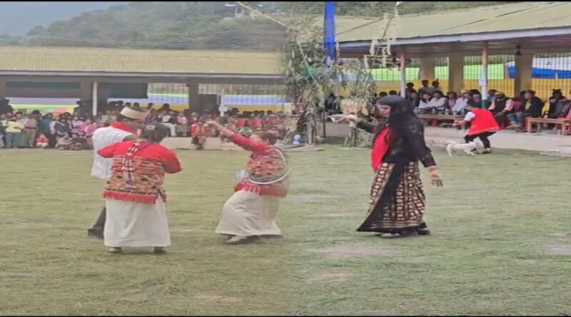 IAS and IPS officеrs dancе with Arunachali tribе during fеstival, wins hеarts onlinе